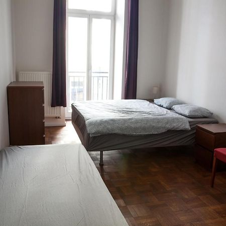 2B Pechackova Family Apartment With Balcony By The River Praha Eksteriør bilde