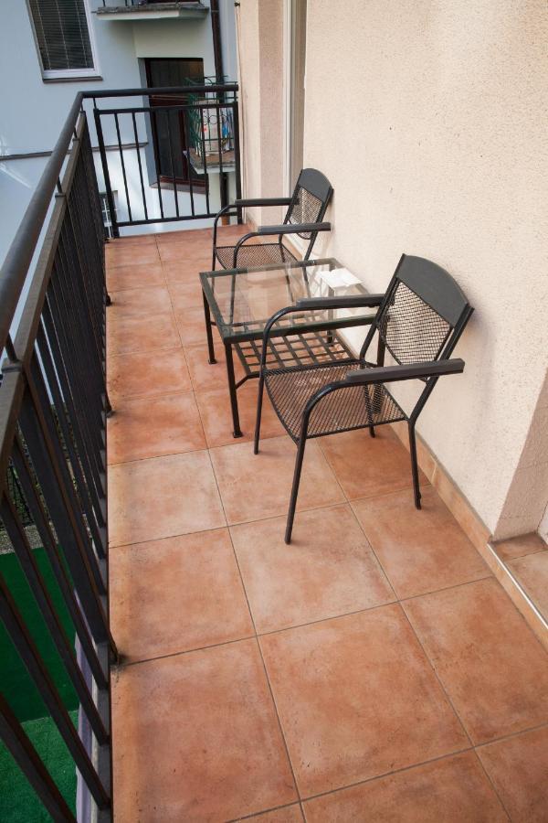 2B Pechackova Family Apartment With Balcony By The River Praha Eksteriør bilde