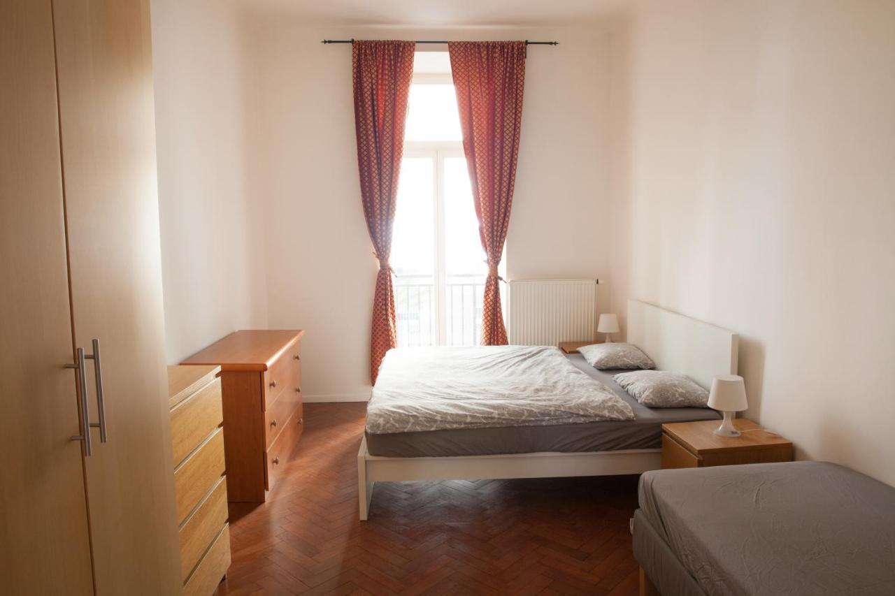 2B Pechackova Family Apartment With Balcony By The River Praha Eksteriør bilde