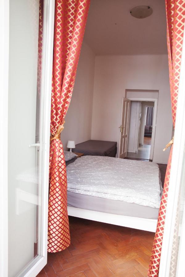 2B Pechackova Family Apartment With Balcony By The River Praha Eksteriør bilde