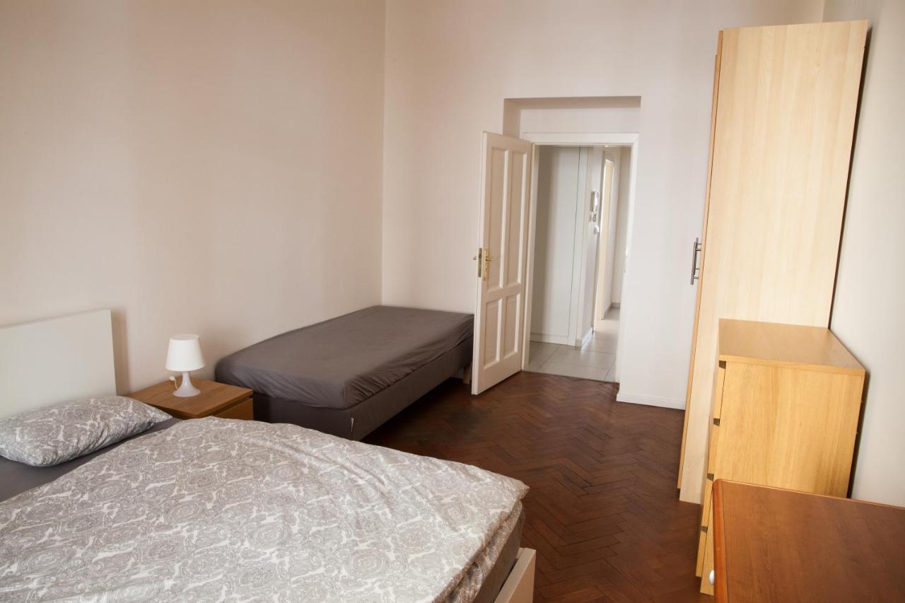 2B Pechackova Family Apartment With Balcony By The River Praha Eksteriør bilde